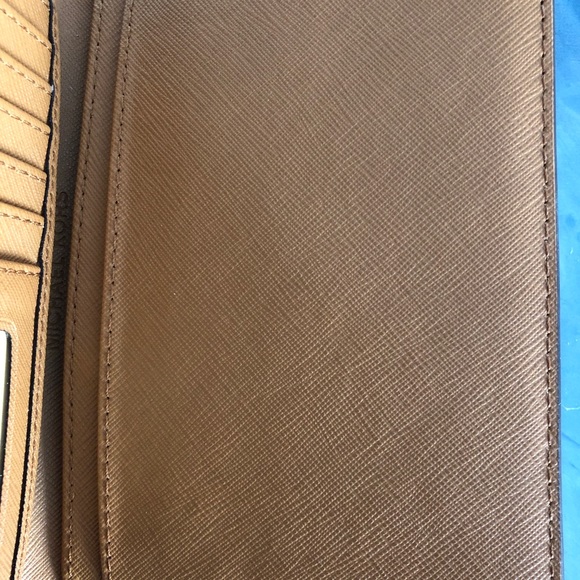 Michael Kors Passport Case/Wallet - Picture 8 of 8